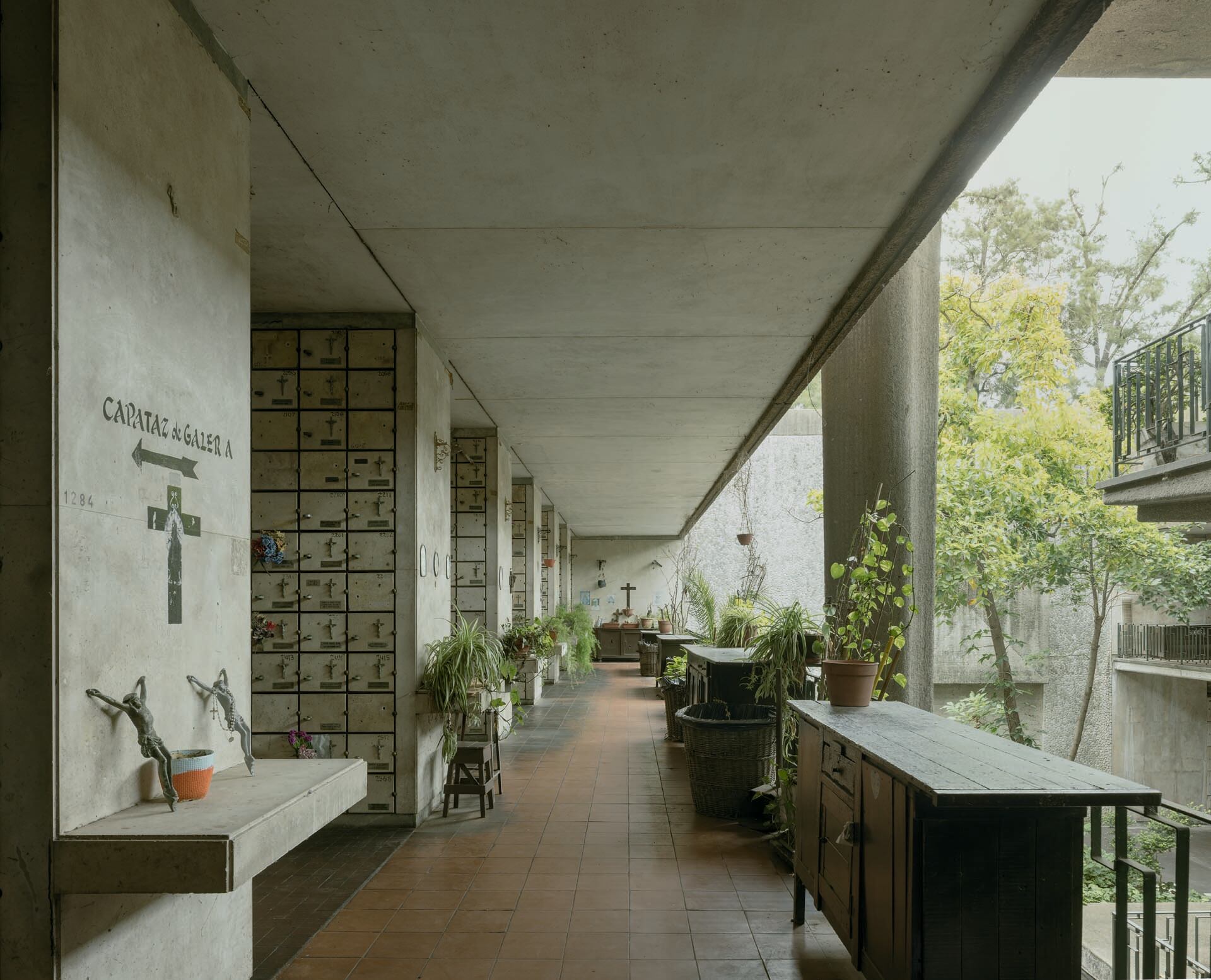 El diseño incluye dos niveles subterráneos, nueve galerías principales y capacidad para hasta 150.000 entierros en nichos y urnas (© Federico Cairoli - ArchDaily)