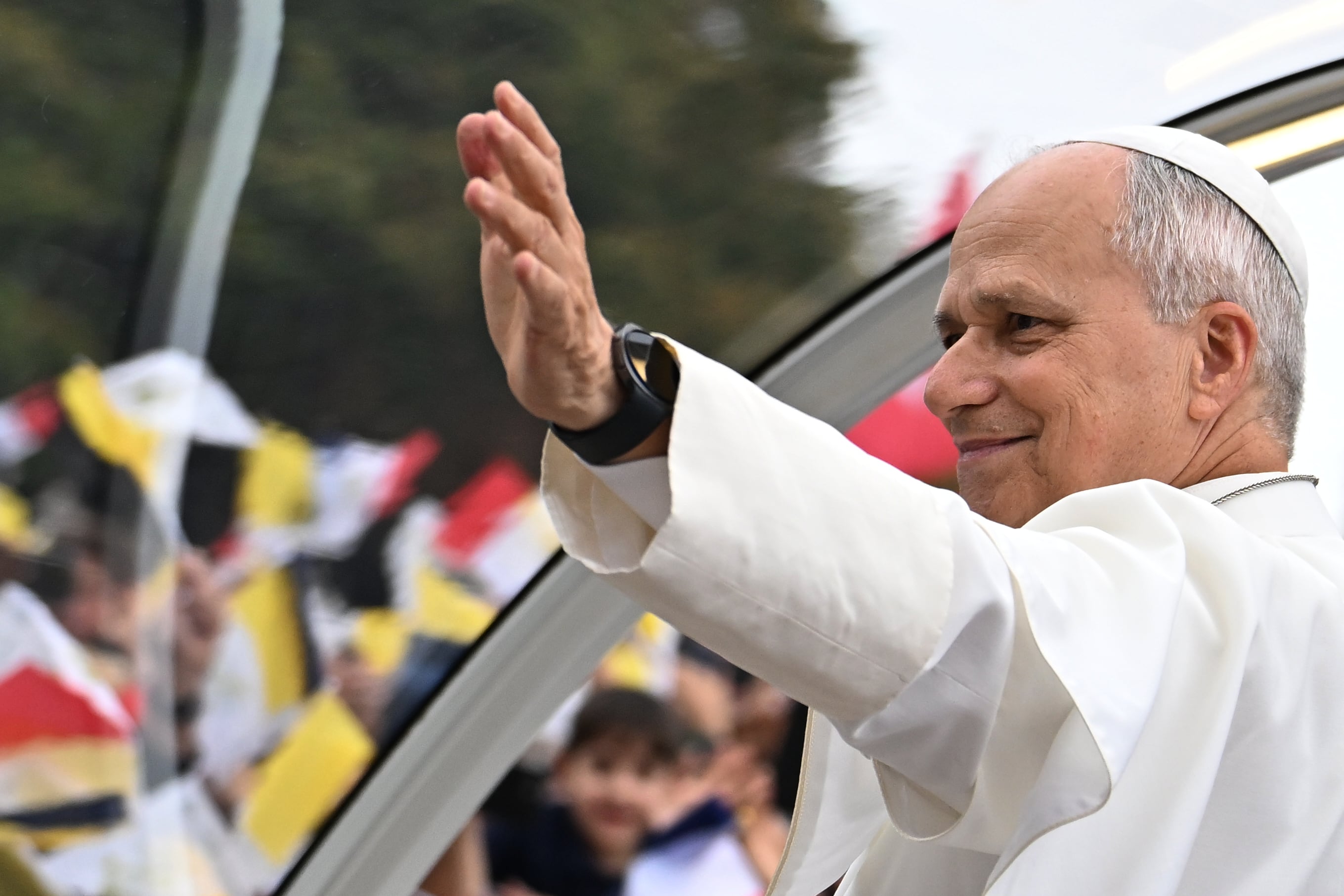 El Papa León XIV saluda después de una vigilia de oración con jóvenes en el Stade de France en Saint-Denis, cerca de París, el viernes 25 de septiembre de 2026. (Foto AP/Thomas Padilla)