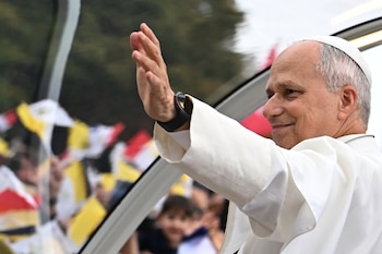 El Papa León XIV saluda después de una vigilia de oración con jóvenes en el Stade de France en Saint-Denis, cerca de París, el viernes 25 de septiembre de 2026. (Foto AP/Thomas Padilla)