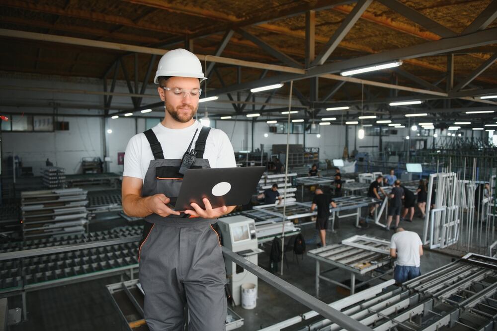 Detrás de cada lata o recipiente de este material existe una cadena logística industrial que exige precisión, coordinación y continuidad operativa (Foto: Shutterstock)