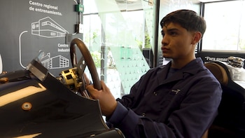 Cómo son las prácticas de los estudiantes en la planta de Prestige Mercedes-Benz