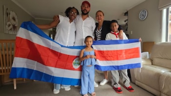 Primer votante emite su sufragio