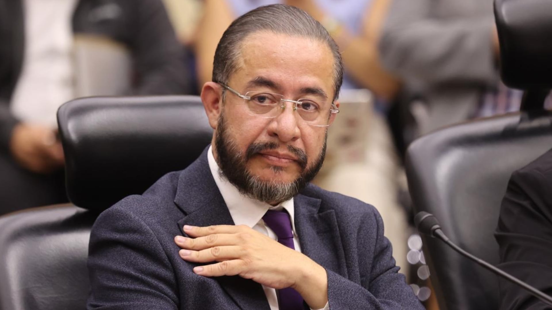 Aunque Hugo Eric Flores niega “dobletear” por estar afiliado a Morena y PAZ, Ricardo Monreal adelanta “separación” de la bancada.