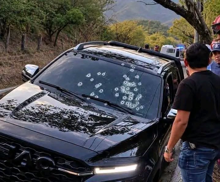 Las autoridades reportaron más de 25 impactos de bala en el picop, con perforaciones concentradas frente al área del conductor. (Bomberos Municipales Departamentales)