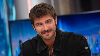 La confesión de Maxi Iglesias en ‘El Hormiguero’: “Hasta los 19 años viví en casa de mi madre y no tenía habitación propia. Dormía en el sofá cama”
