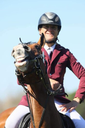 “¡Reíte qué ganamos!”, pareciera decirle