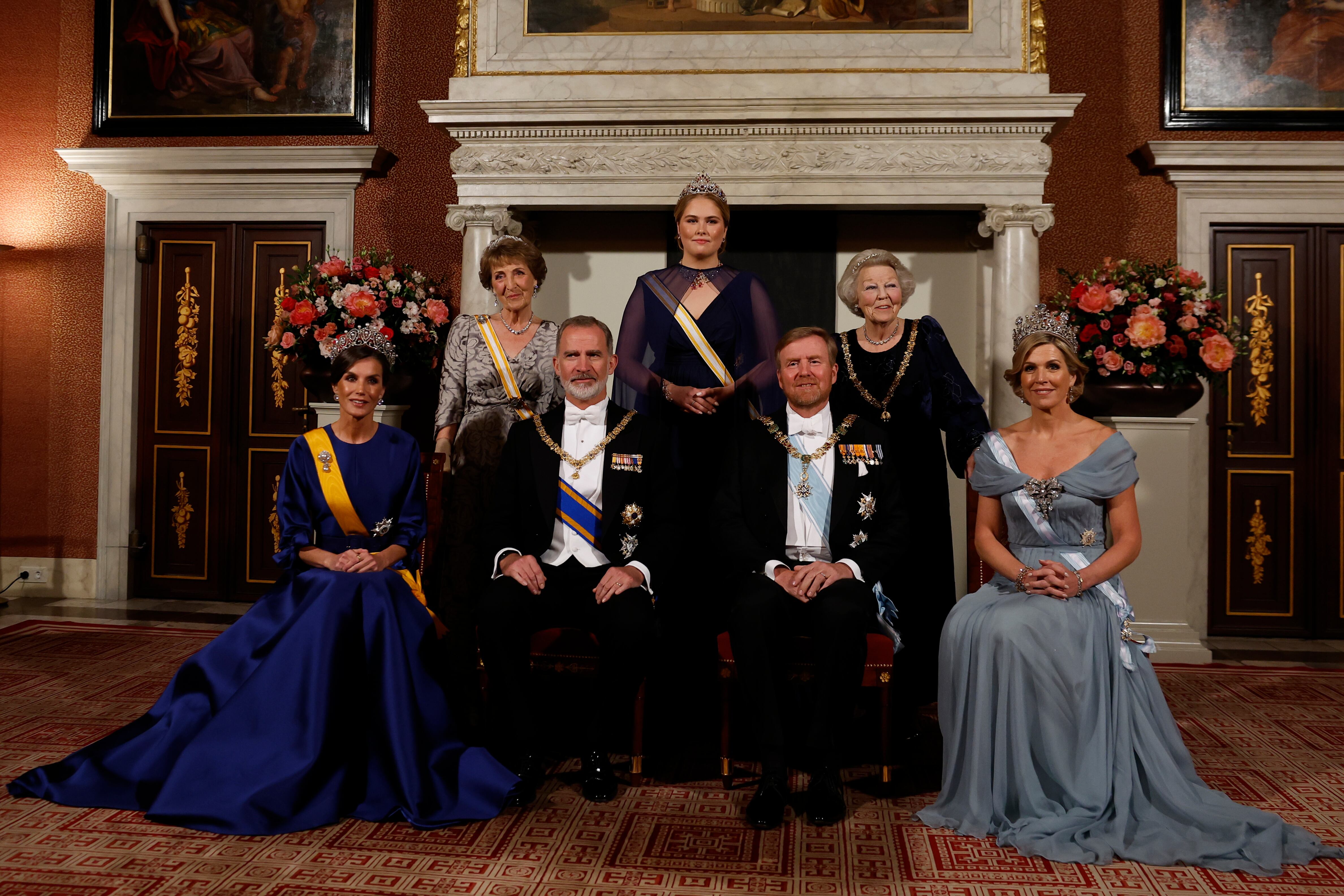 Los reyes de España, Felipe VI (3i) y Letizia (i), junto a los reyes de los Países Bajos, Guillermo Alejandro (3d) y Máxima (d), la reina emérita de los Países Bajos Beatriz (2d), la princesa heredera Catalina Amalia de Orange (c) y la princesa Margarita (2i) durante la cena de gala con motivo de su visita de Estado al país, este miércoles en Ámsterdam (Países Bajos). (EFE/ Chema Moya).