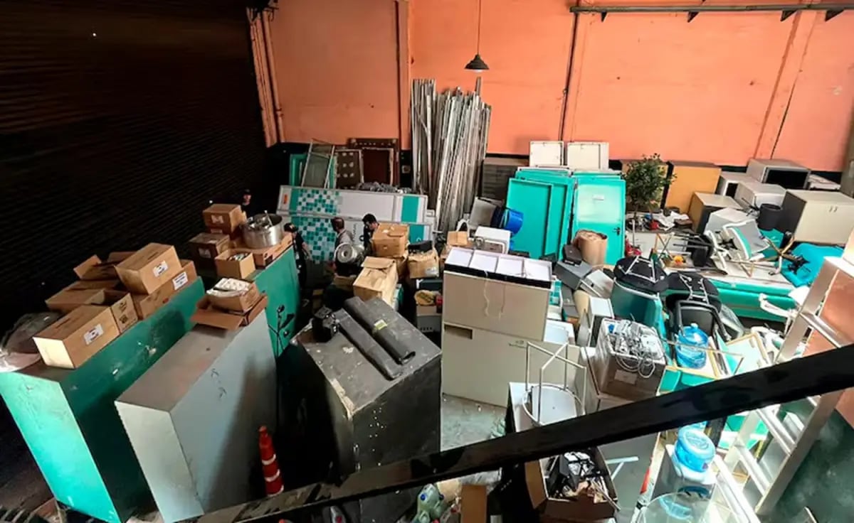 Un galpón de Sur Finazas allanado por el juez federal Luis Armella (Foto: PFA)