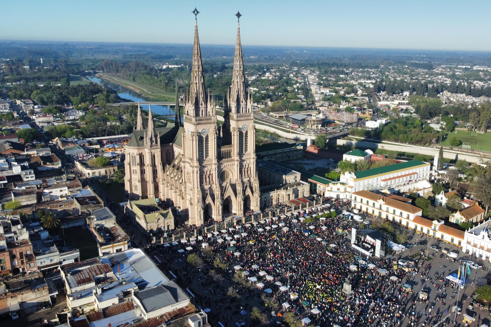 Los precios de las viviendas situadas a pocas cuadras de la Basílica de Luján alcanzan los USD 16.000 por noche (RS Fotos)