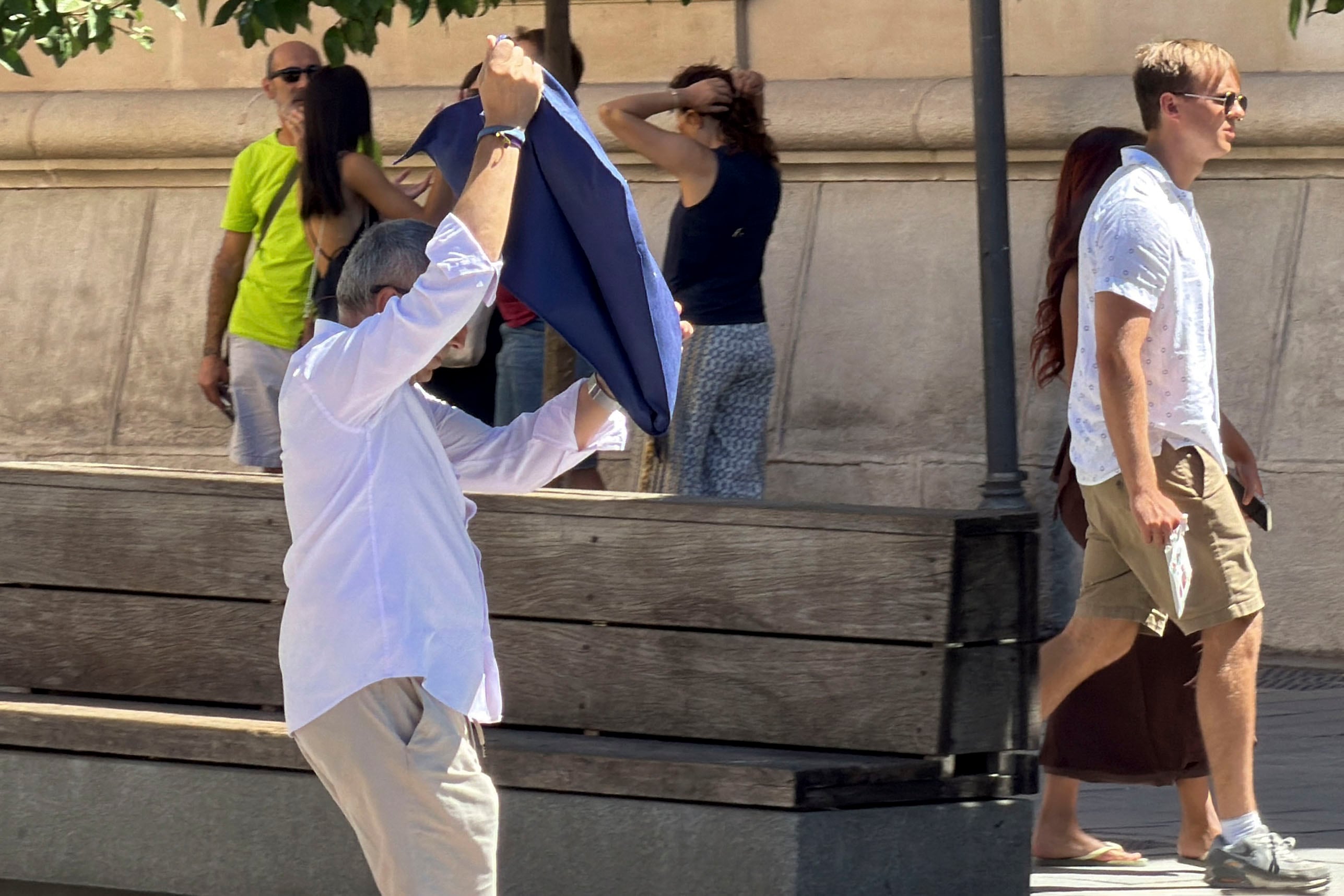 Un viandante se protege del sol este sábado en Sevilla. (EFE/David Arjona)