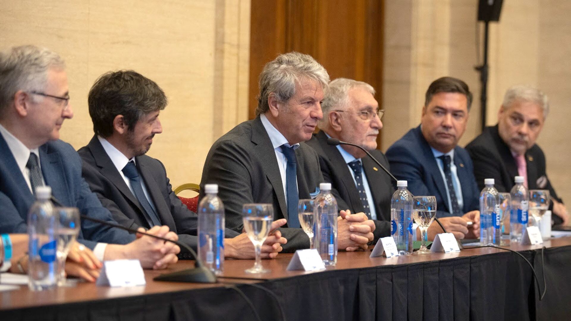 El titular de la Agencia de Recaudación y Control Aduanero (ARCA), Juan Pazo, con directivos de CAME