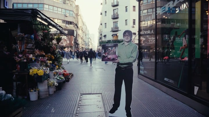 En la previa al lanzamiento, la figura de cartón de Dillom apareció en diferentes puntos de la ciudad de Buenos Aires