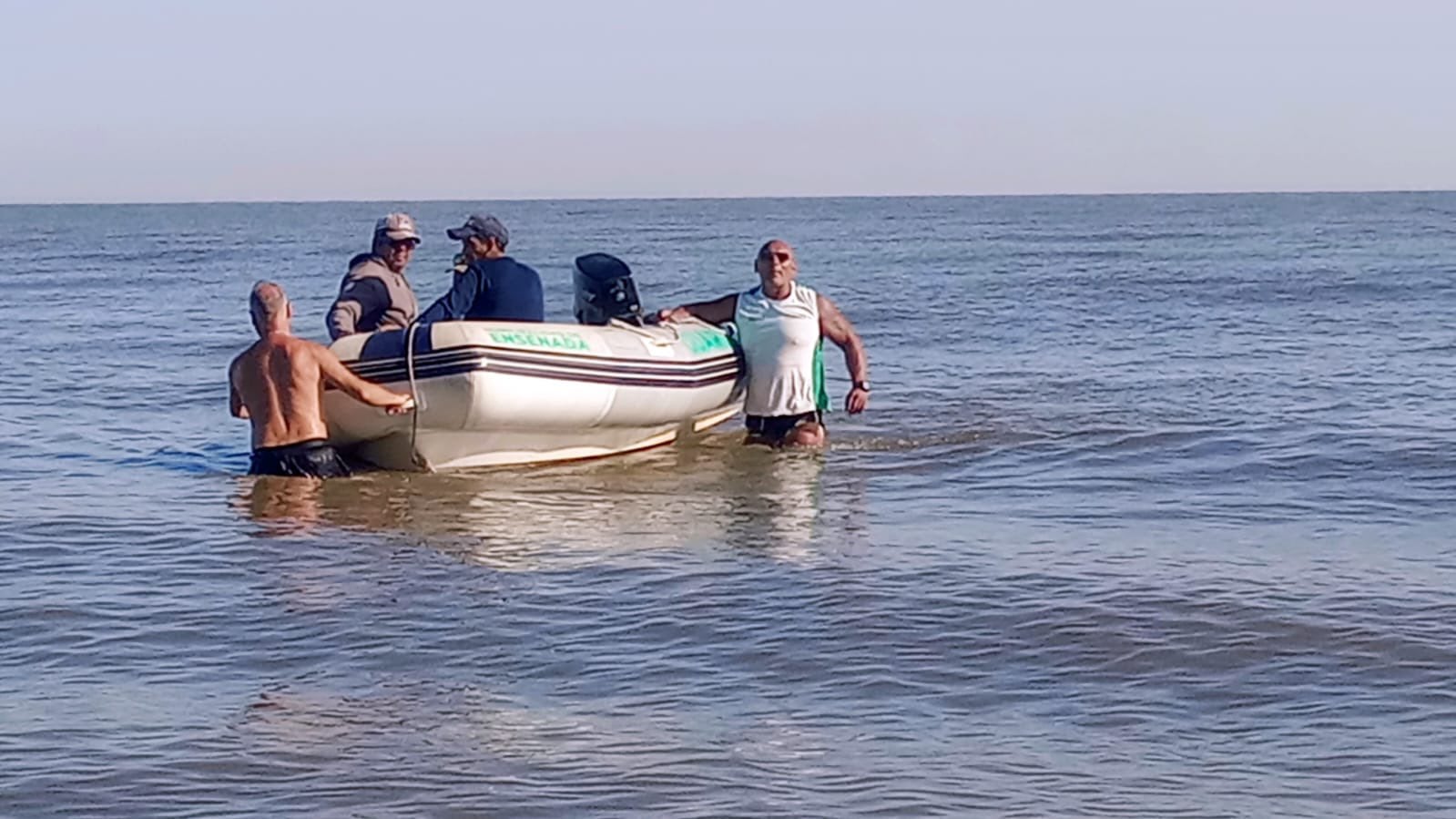 Los hombres habían quedado varados durante el domingo y fueron rescatados recién el lunes