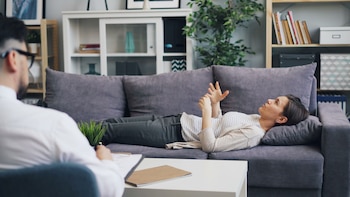 Una mujer en la consulta del psicólogo le relata en confianza sus temores (Pexels)