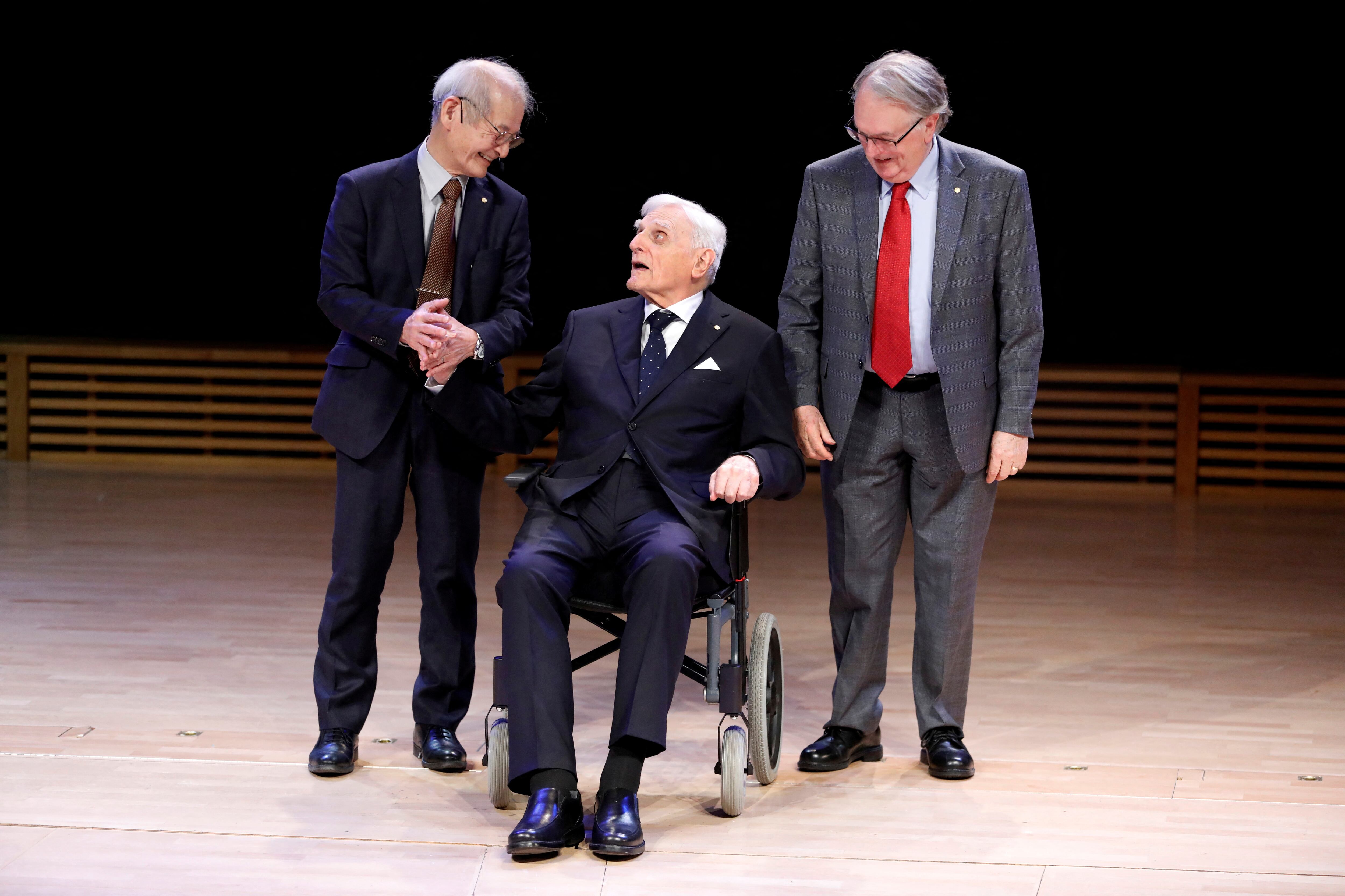 Akira Yoshino, John Goodenough y Stanley Whittingham en 2019, cuando recibieron el premio Nobel de Química 2019, por la invención de las baterias de litio (Foto: Reuters)