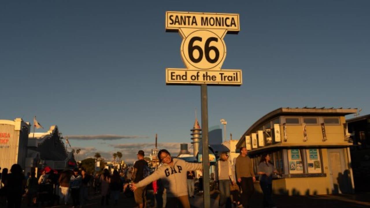 Instalaciones como Cadillac Ranch en Texas y moteles restaurados en Albuquerque expresan la creatividad y la evolución cultural en la Ruta 66. (AP)