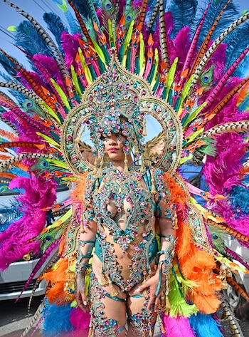 Rihanna vuelve a desfilar en Barbados durante el Grand Kadooment Day (Backgrid UK/The Grosby Group)