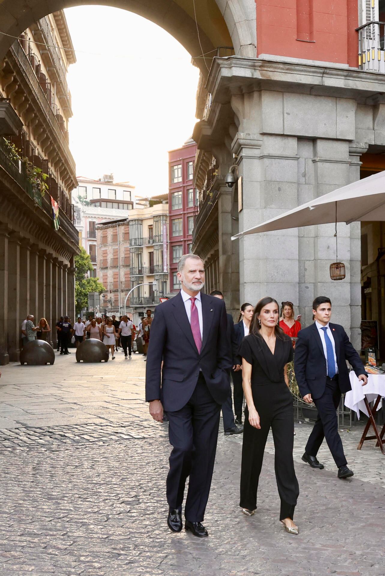 El rey Felipe VI y la reina Letizia a su llegada a la Plaza Mayor de Madrid para asistir al concierto que ofrece la Guardia Real por el X aniversario de la Proclamación del rey Felipe VI. (EFE / CASA REAL)