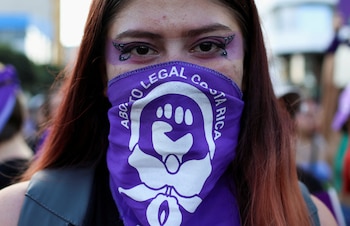 Una mujer participa en una