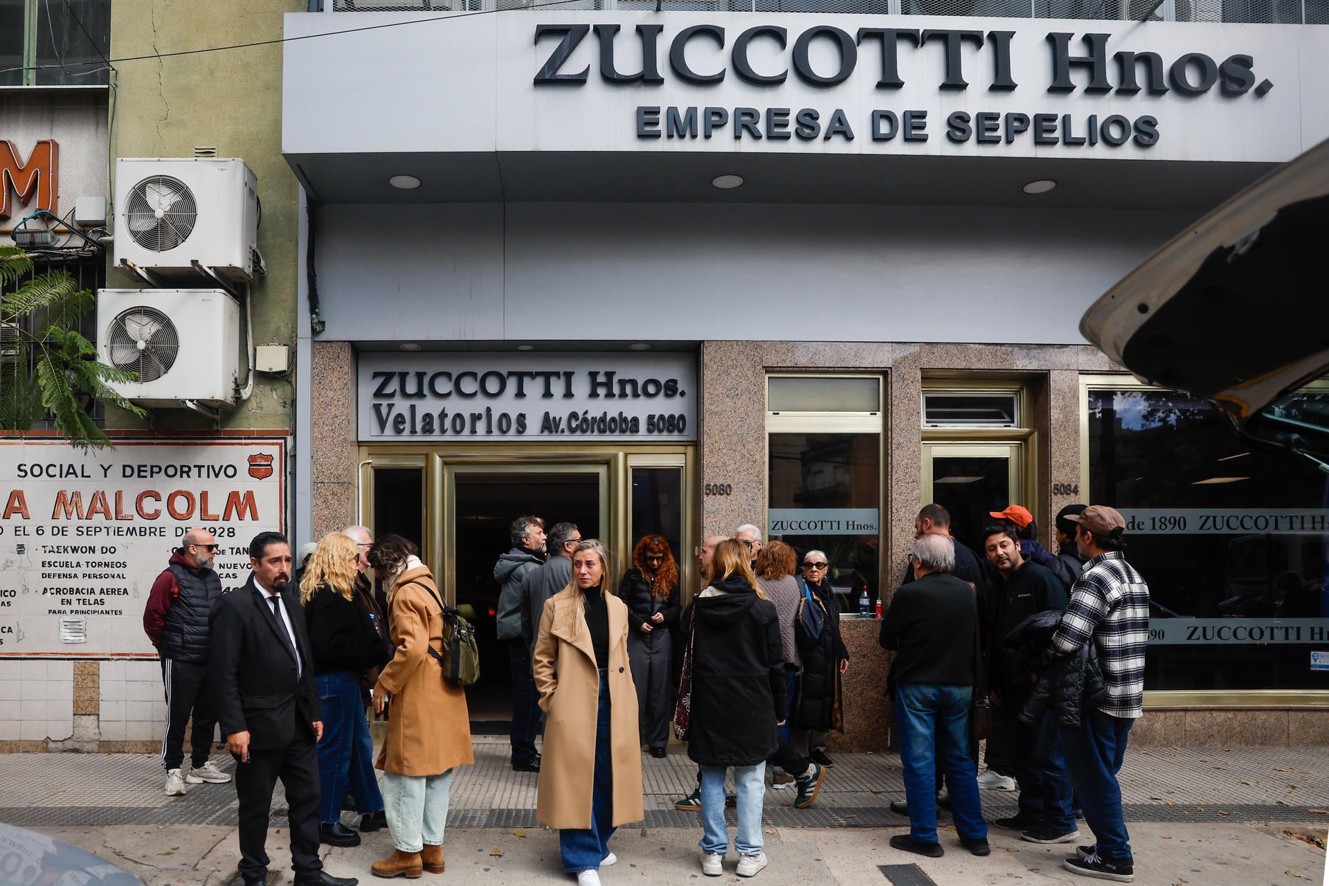 Amigos, familiares y seres queridos en el velatorio del director