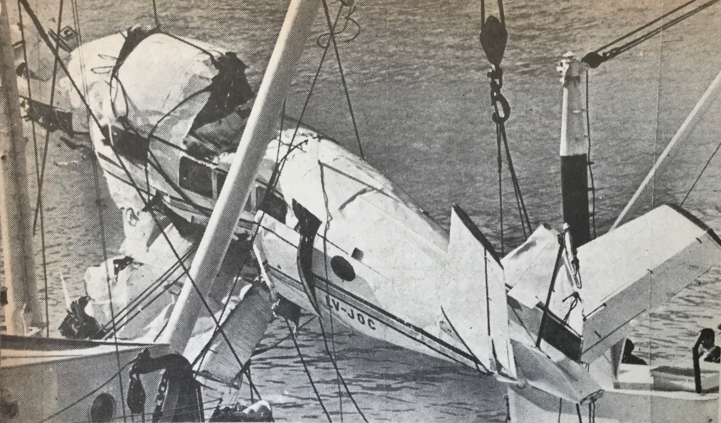 El momento en que el avión en el que viajaba el ballet estable del Teatro Colón es sacado de las aguas del Río de la Plata. Fotografía publicada por el diario La Razón