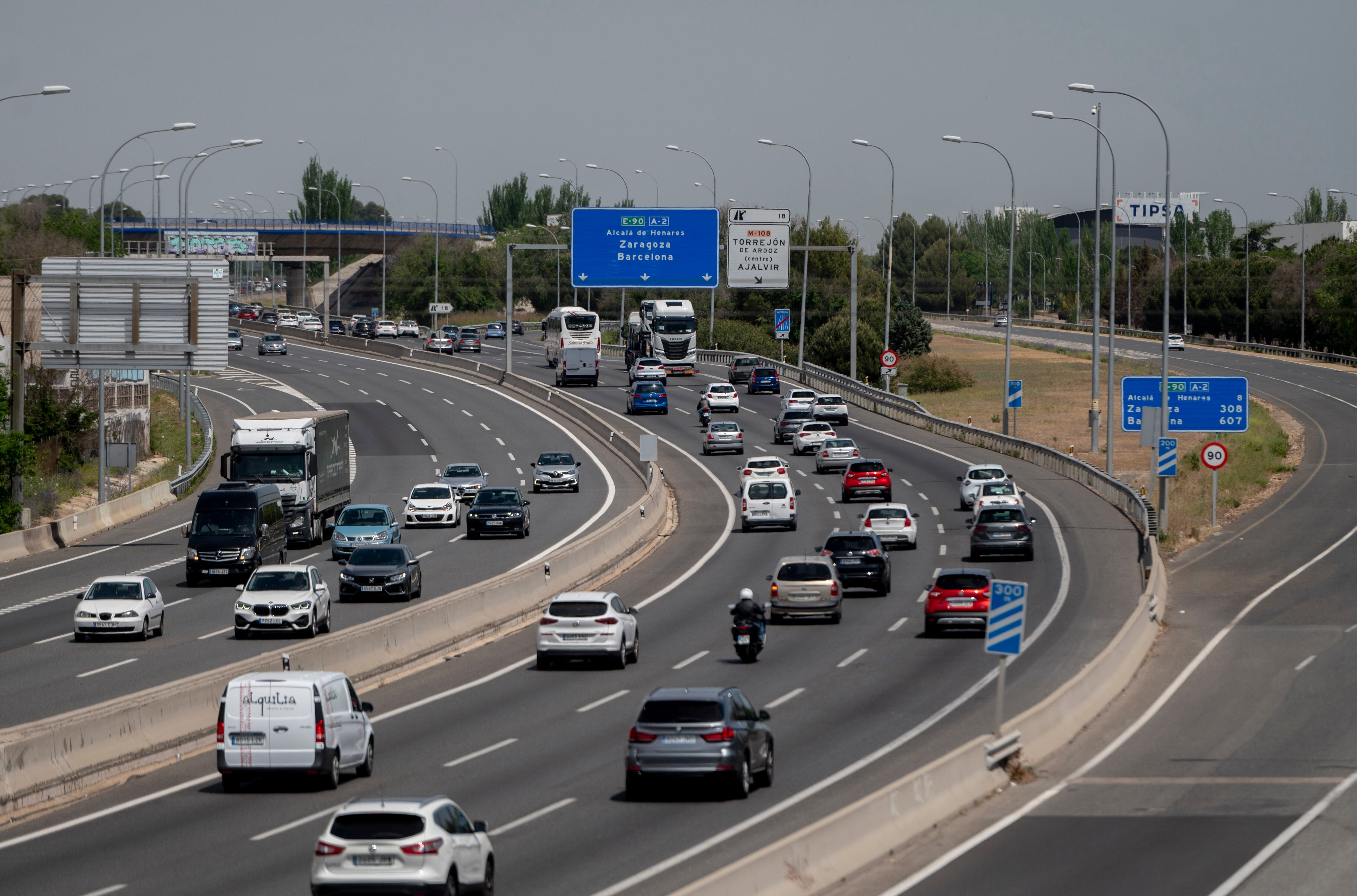 Varios coches circulan en la autovía A-2 en Madrid. (Alberto Ortega / Europa Press)