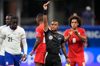 ARCHIVO: Iván Bartón, árbitro salvadoreño