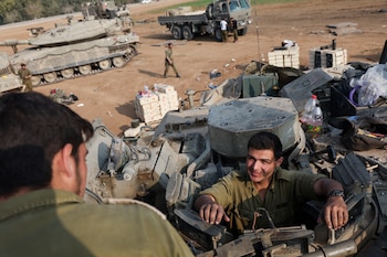Soldados israelíes en un tanque. cerca de la frontera de Gaza (REUTERS/Violeta Santos Moura)