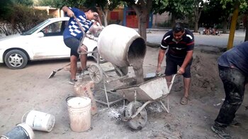 Entre todos llevaron los materiales