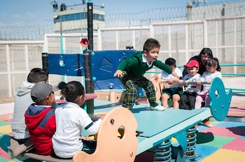 Las niñas y niños que viven con sus madres en centros penitenciarios enfrentan desafíos particulares en materia de desarrollo, salud y acceso a derechos.