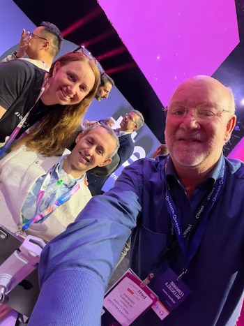 Fernando Valenzuela junto a los