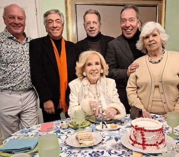 Mirtha Legrand se reencontró con sus amigos en el clásico té de los domingos en su casa