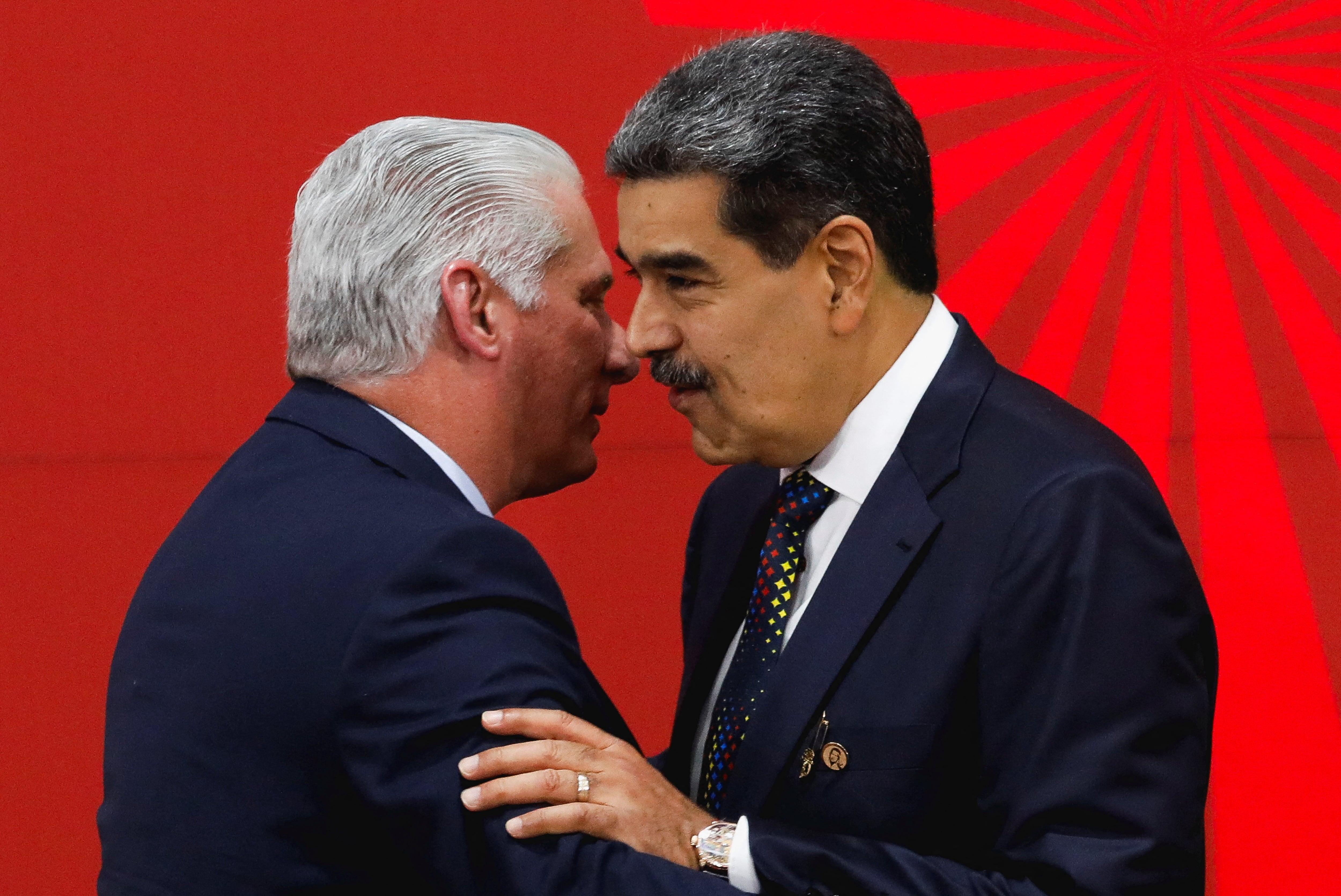 Los dictadores Nicolás Maduro y Miguel Díaz-Canel durante una reunión del ALBA en Caracas (REUTERS/Leonardo Fernandez Viloria/Archivo)