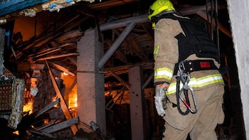 Bombeiros apagam incêndio em Odessa após ataque russo (Serviços de Emergência da Ucrânia)