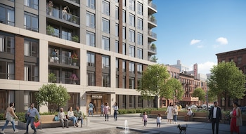 Edificio de apartamentos moderno en Harlem con balcones, ladrillo visto y gente en plaza con fuente. Edificios tradicionales al fondo bajo cielo azul.