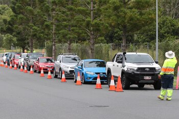 Un fila de coches espera