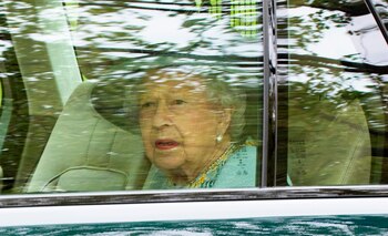 La reina Isabel II se