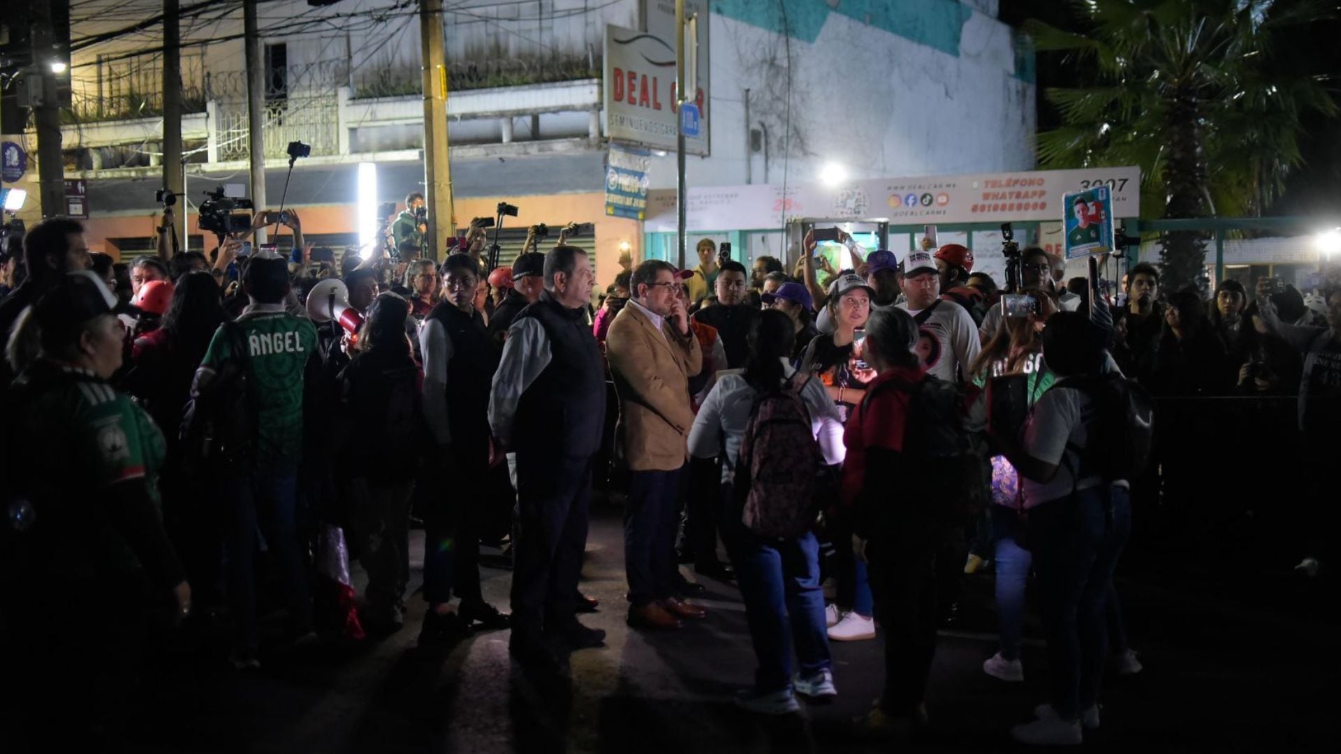 El secretario de Gobierno capitalino llegó a negociar con los colectivos pero no logró un acuerdo; al retirarse, manifestantes le lanzaron objetos y líquidos, y el subsecretario Fadlala Akabani resultó herido. (FOTO: ALBERTO ROA/CUARTOSCURO.COM)