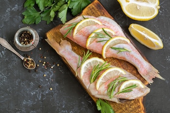Lubina con limón (Adobe Stock)