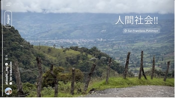 El hombre comparte su día