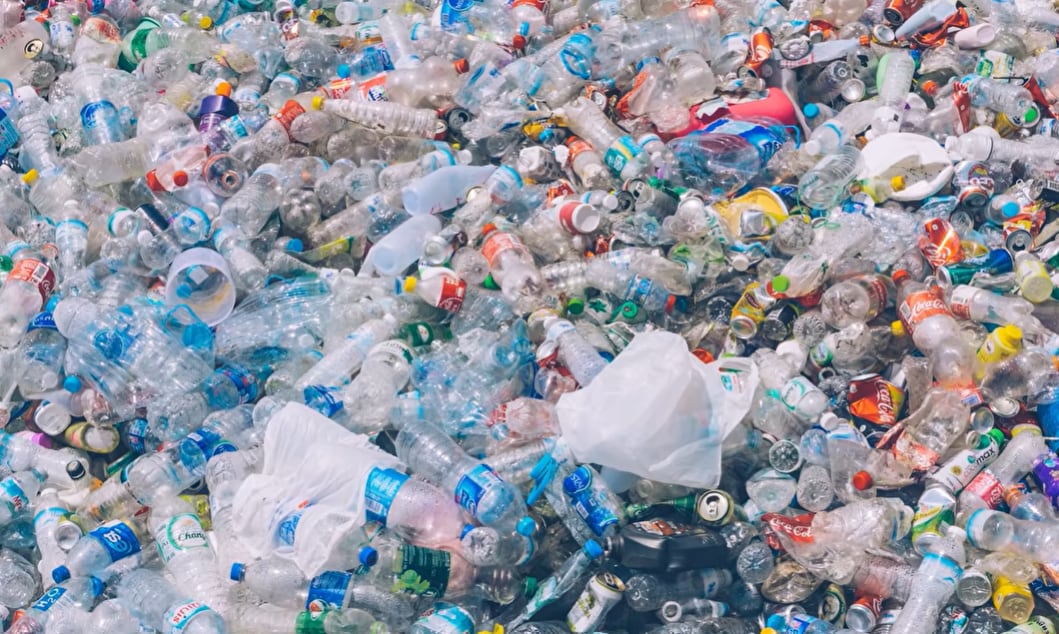 Una masa de botellas, bolsas y envases desechables ilustra la acumulación de residuos plásticos. (Captura de video)