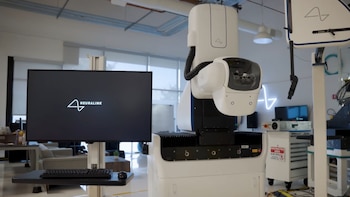 Neuralink, empresa de Elon Musk, construye un robot para colocar implantes cerebrales en pacientes