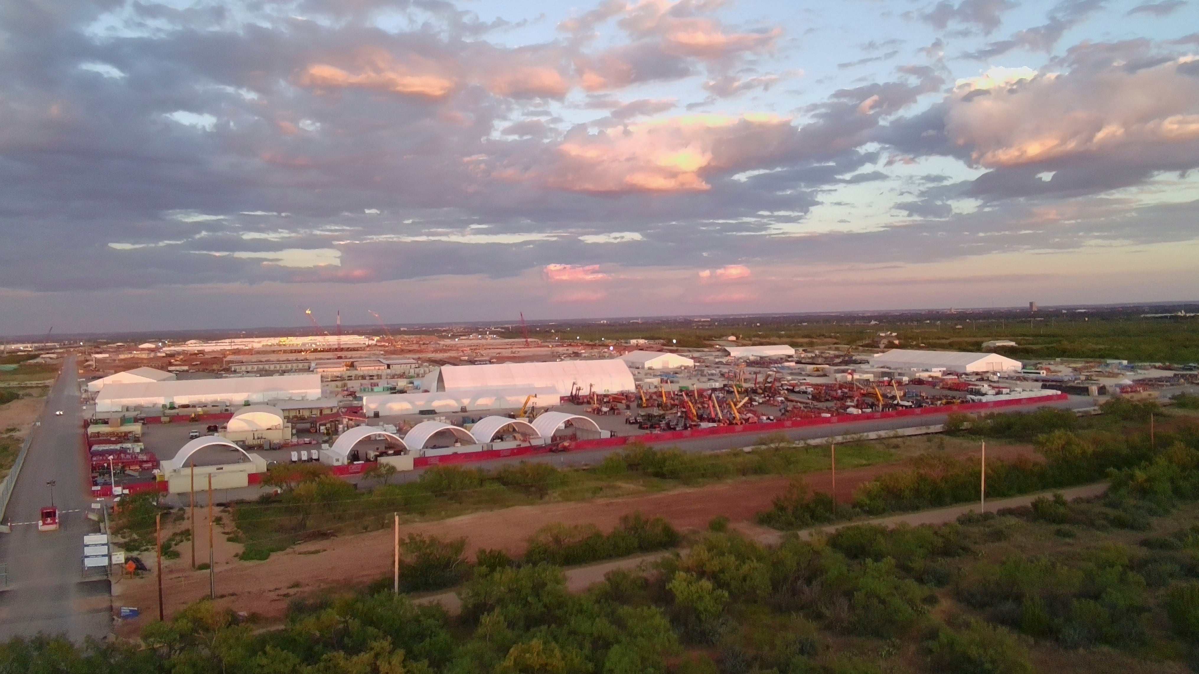 Esta fotografía aérea muestra una entrada al complejo del centro de datos de inteligencia artificial Stargate en Abilene, Texas, el 22 de septiembre de 2025. (Foto AP/Matt O'Brien, archivo)