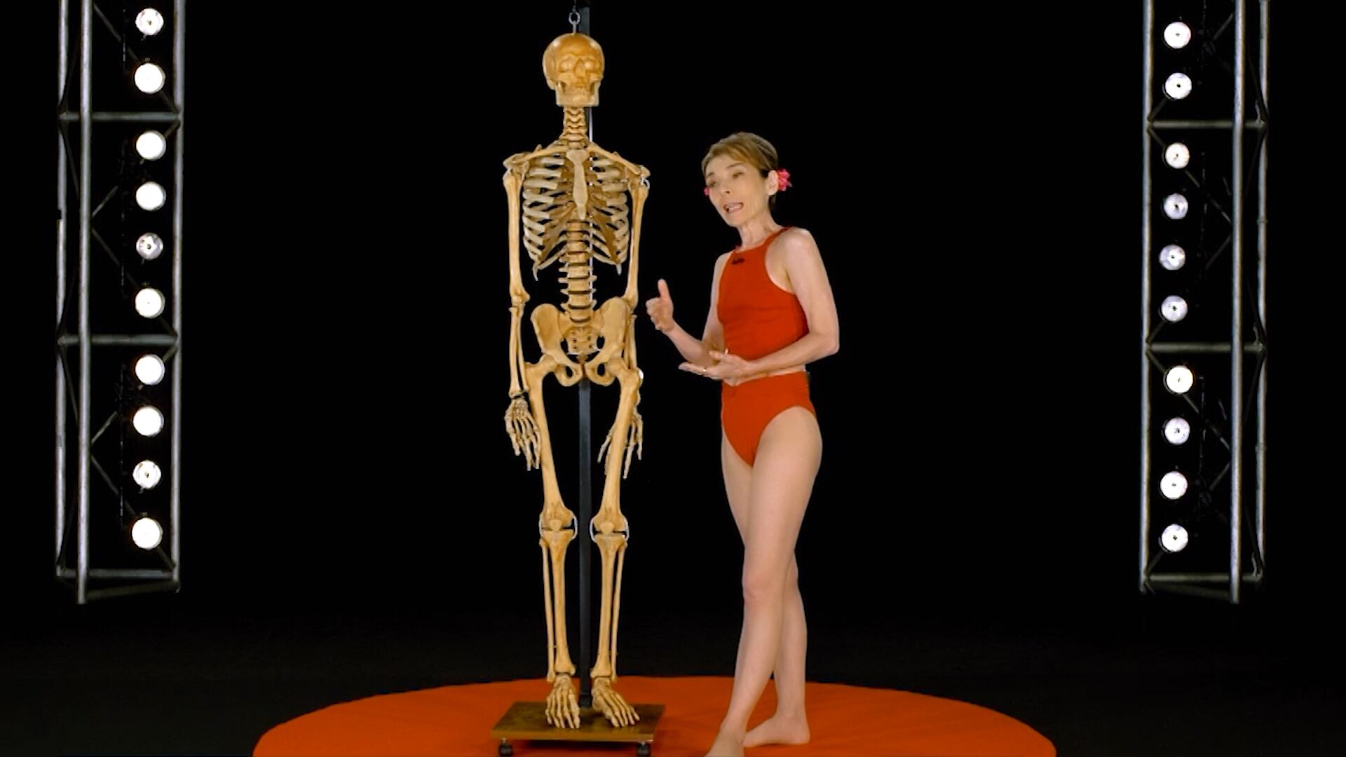 Con el esqueleto que a veces usa para explicar lo que está en juego en cada movimiento