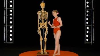 Con el esqueleto que a