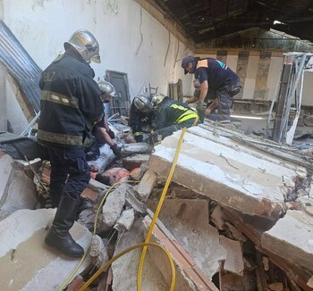 Un trabajador quedó atrapado bajo