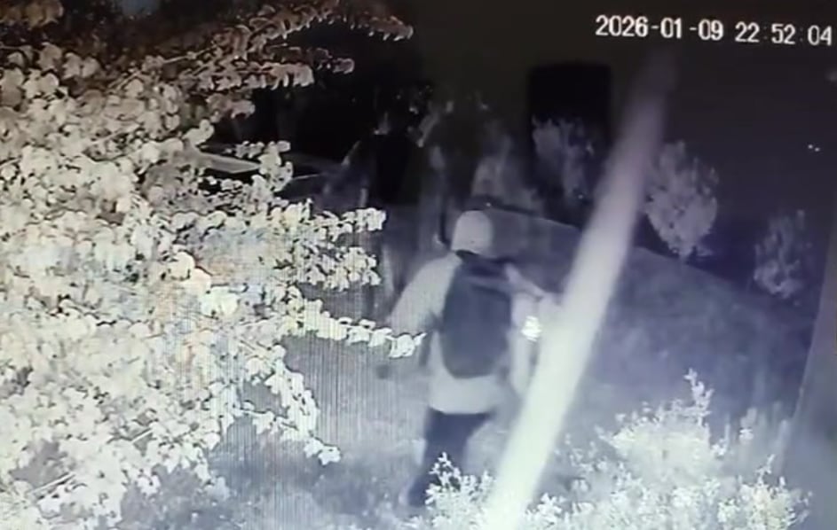 El momento en el que cinco personas ingresaron en la propiedad de la víctima