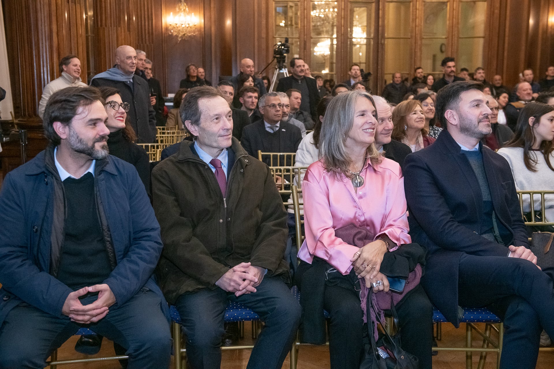 Gustavo Beliz fue uno de los asistentes al acto en el que se distinguió al libro de Christian Asinelli