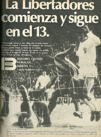 Recorte de periódico impreso con texto publicitario y una fotografía en blanco y negro de futbolistas durante un partido frente al arco