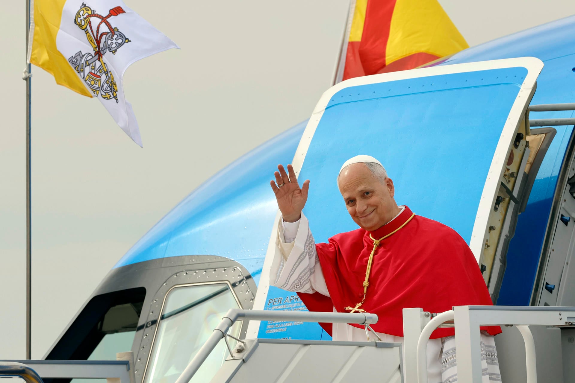 El papa León XIV saluda a su llegada al aeropuerto de Adolfo Suárez Madrid-Barajas el pasado 6 de junio. (Efe)